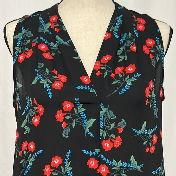 VINCE CAMUTO Size Medium Black with Red Floral High/Low Sleeveless Tank Blouse - Picture 3 of 15